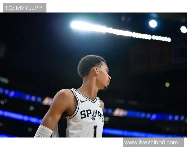 文班亚马场均数据惊人新秀之路一片光明引发广泛关注